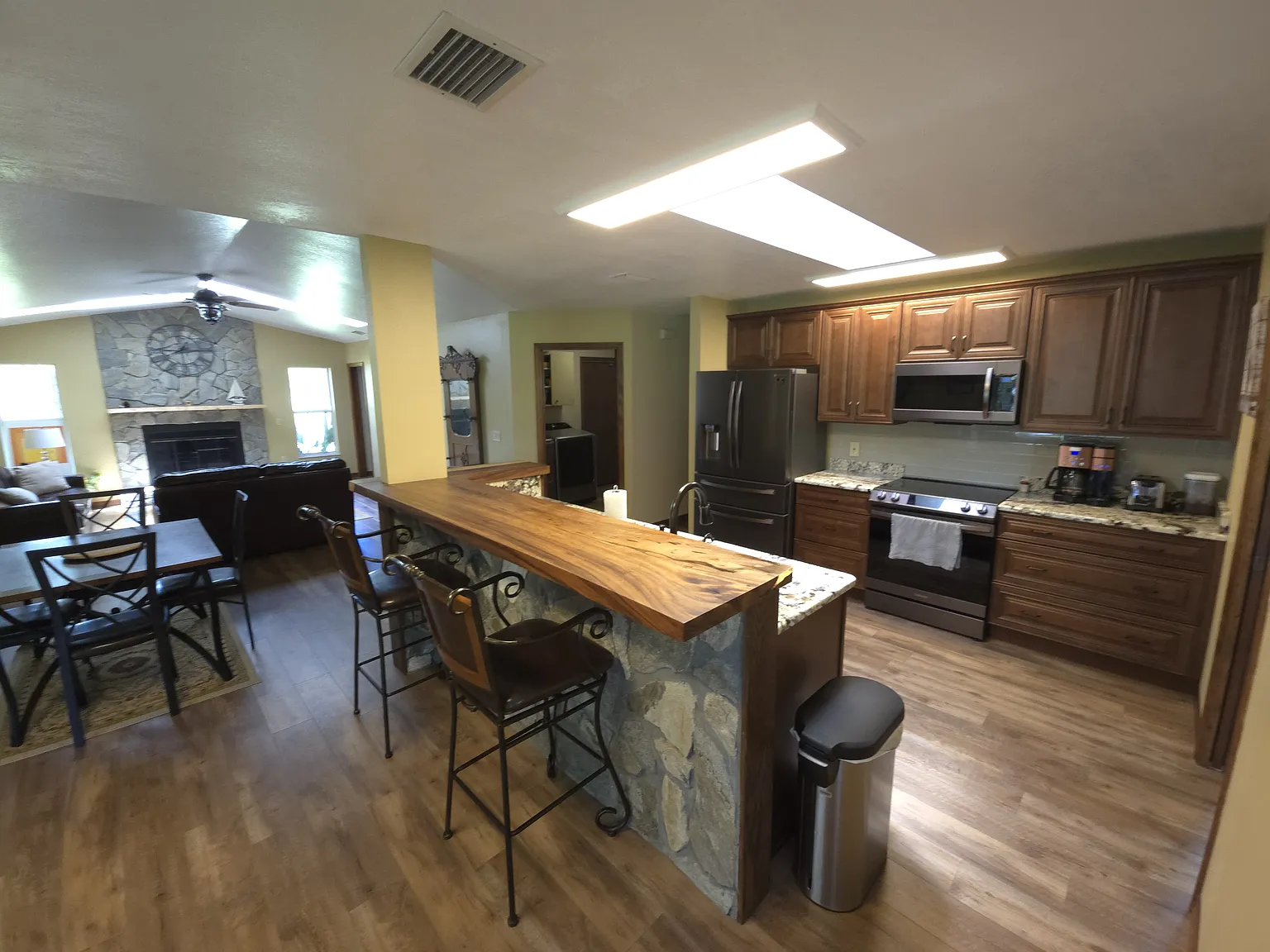 4 bed, 2552 sqft, $3,250 — Photo 2