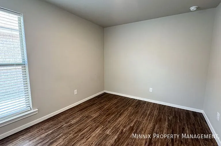 2033 Kenwood Ave — Photo 18