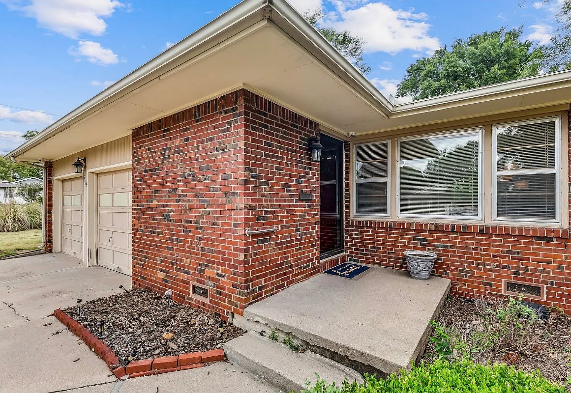 3 bed, 1.5 bath, 1502 sqft, $1,750 — Photo 2