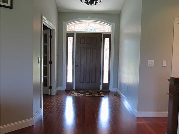 4th image of 1170 Saint Clair Dr