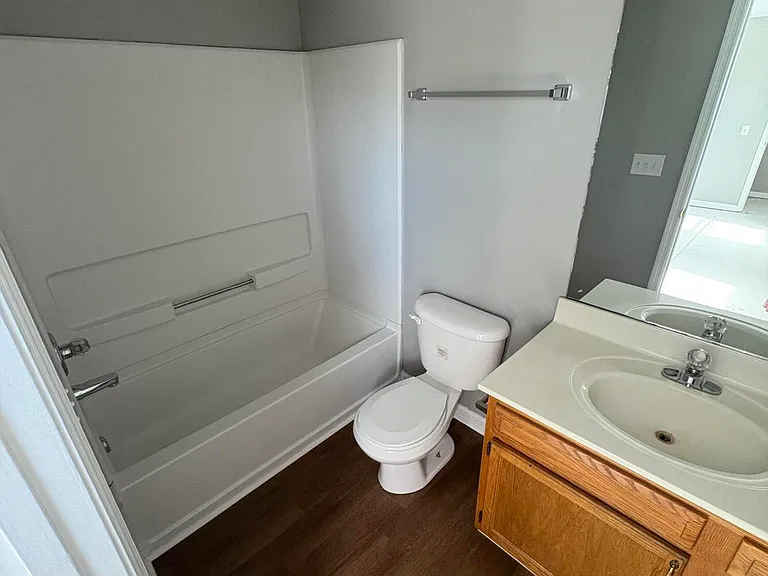 332 E Oak St — Photo 14