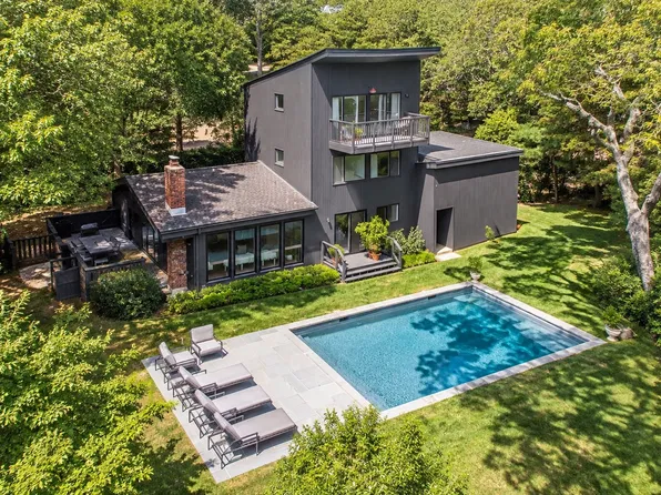 6 Peat Hole Ln, Bellport Village, NY 11713