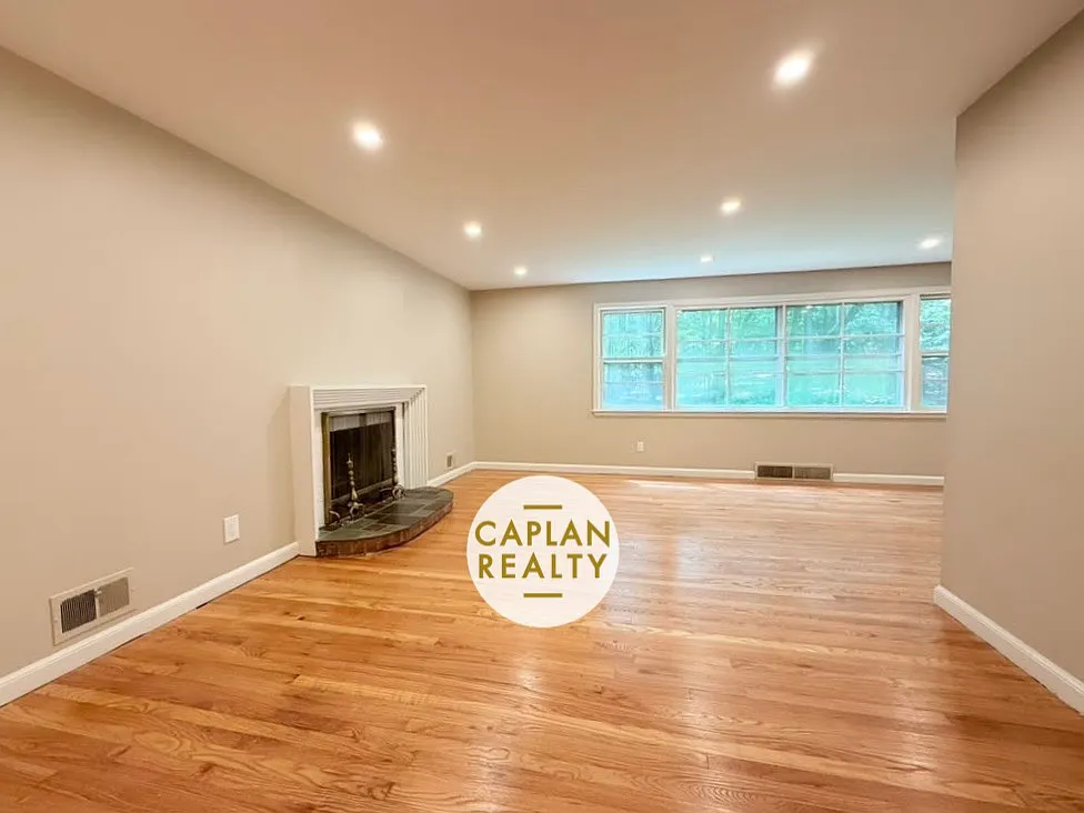 3 bed, 1.5 bath, 1366 sqft, $3,250 — Photo 3