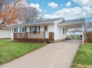 2234 Maplecrest Rd, Bettendorf, IA 52722