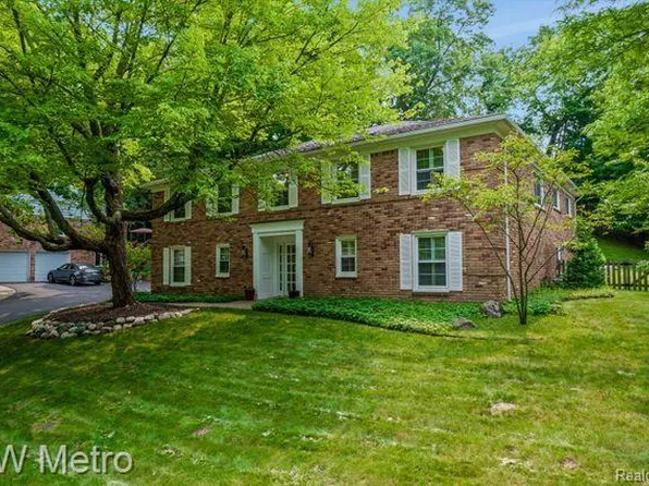 5067 Van Ness Dr, Bloomfield Hills, MI 48302