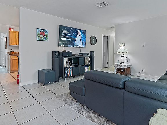 4th image of 830 SW 1st Avenue