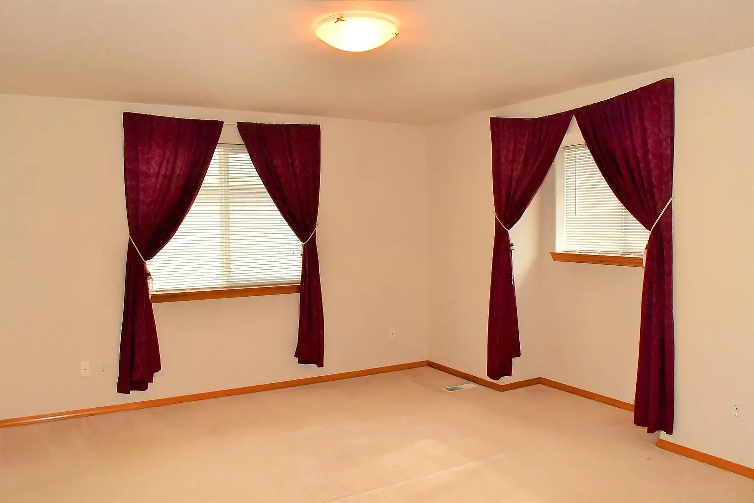4819 Siskiyou Loop SE — Photo 2