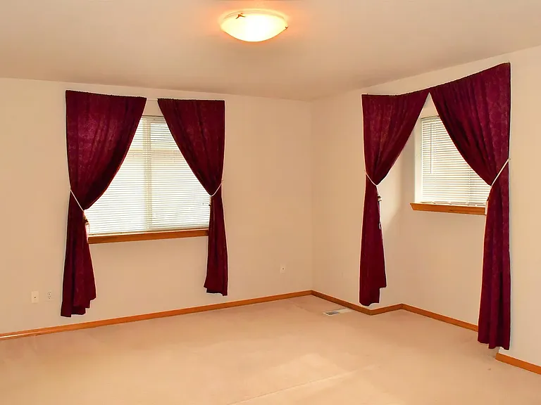 4819 Siskiyou Loop SE — Photo 2