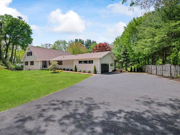 3 Gnarled Hollow Circle, Huntington Station, NY 11743
