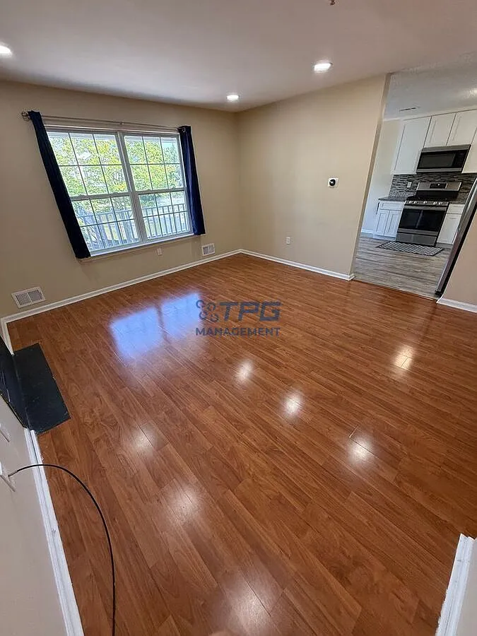 3 bed, 3.0 bath, 1587 sqft, $3,100 — Photo 4