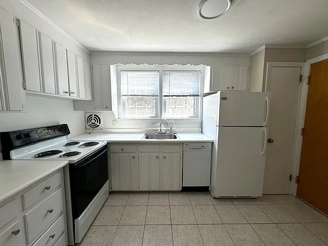 Sedgwick & Woodrow Apartments — Photo 14