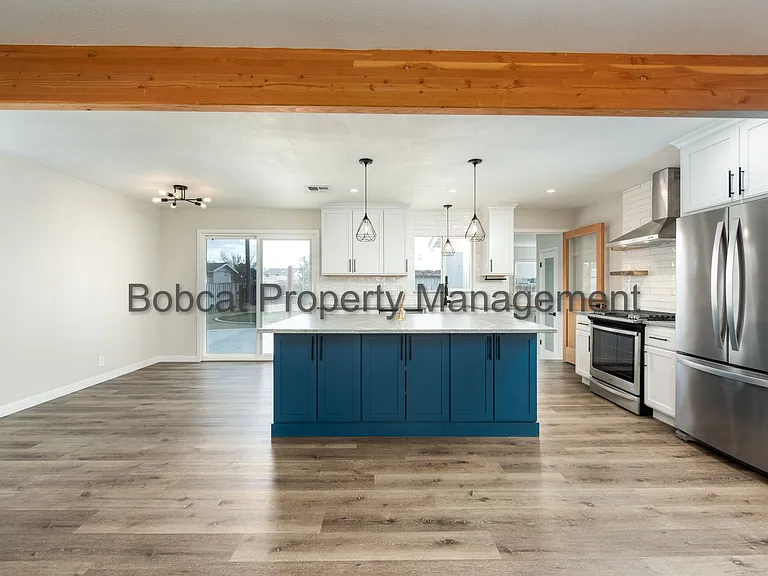 1121 Spruce St — Photo 11