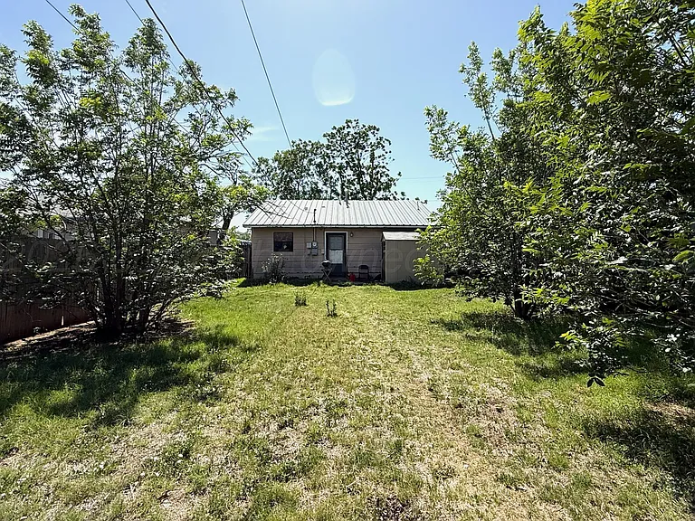 1033 Farley St — Photo 16
