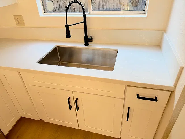 2 bed, 640 sqft, $2,400 — Photo 3