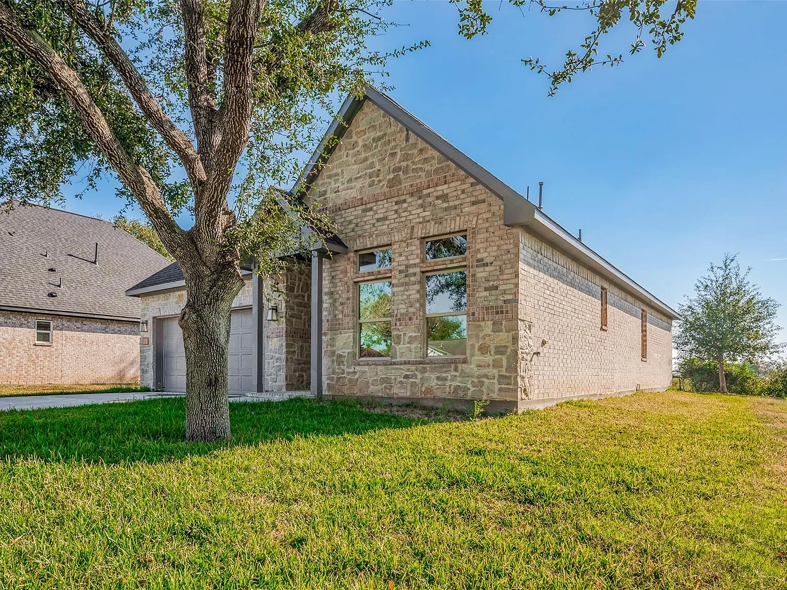 3 bed, 2.0 bath, 1648 sqft, $2,400 — Photo 3