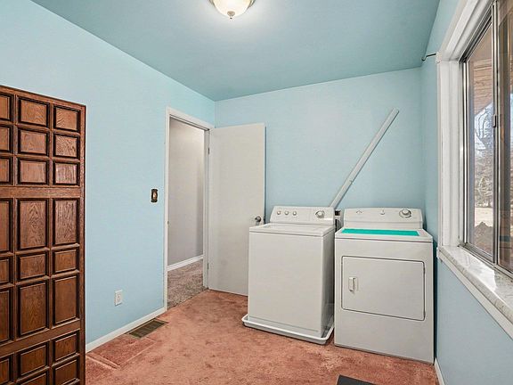 2nd image of 1592 Oakwood Dr