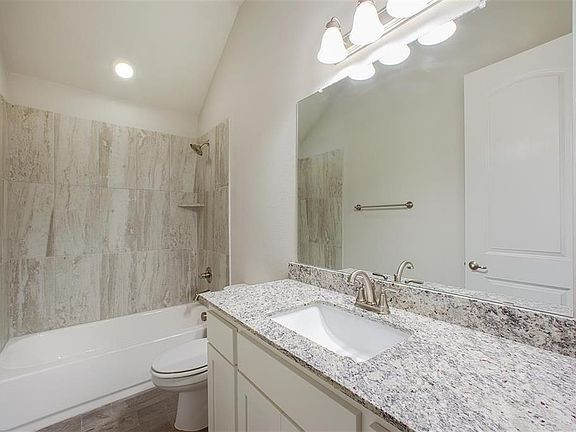 5th image of 931 Manuel Dr