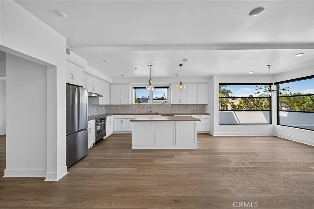 2 bed, 2.5 bath, 1905 sqft, $9,000 — Photo 1