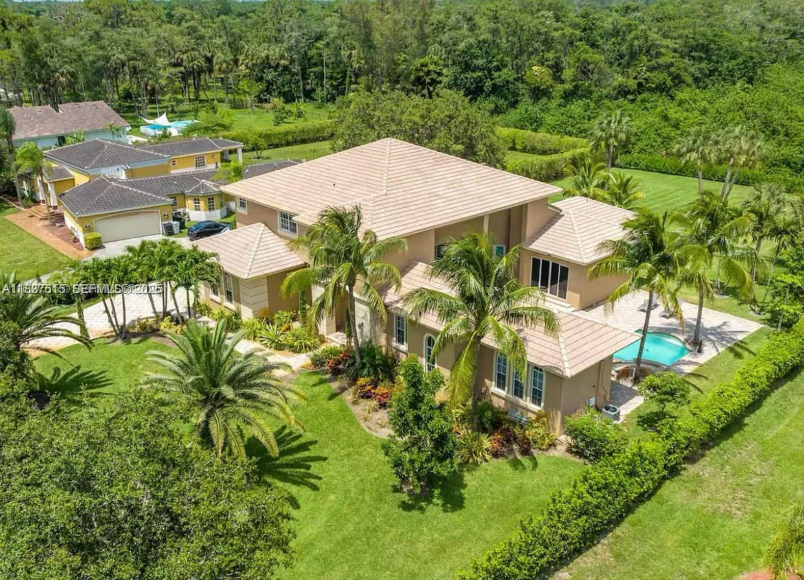 5 bed, 4.5 bath, 5500 sqft, $13,500 — Photo 1
