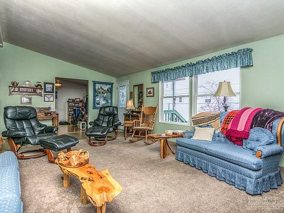 4th image of 161 SE Williamson Dr