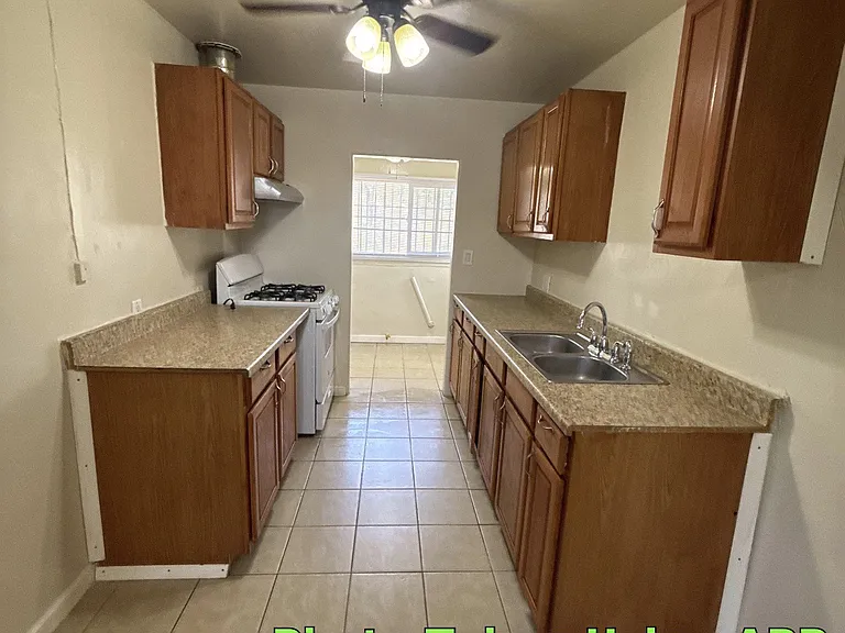 2403 N Inyo St — Photo 3