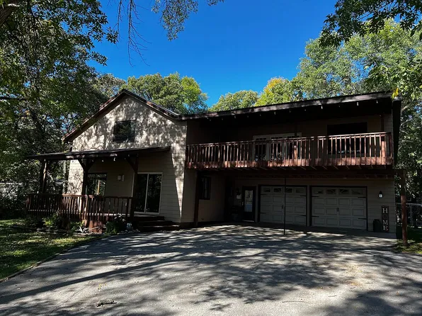 611 Oakwood Dr, Devils Lake, ND 58301