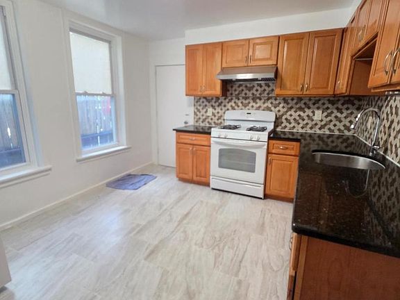 4th image of 451 E Clearfield St