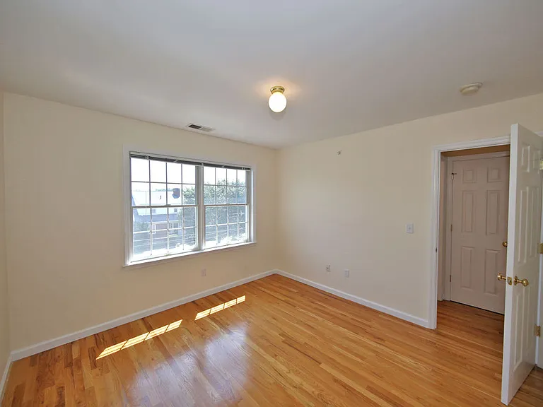 Rockwell St — Photo 12