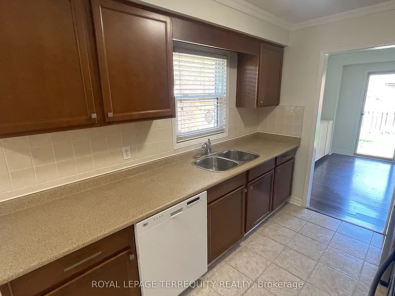 3151 Bracknell Cres — Photo 9