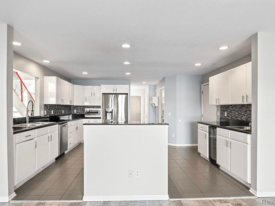 2076 S Long Lake Rd, photo 10