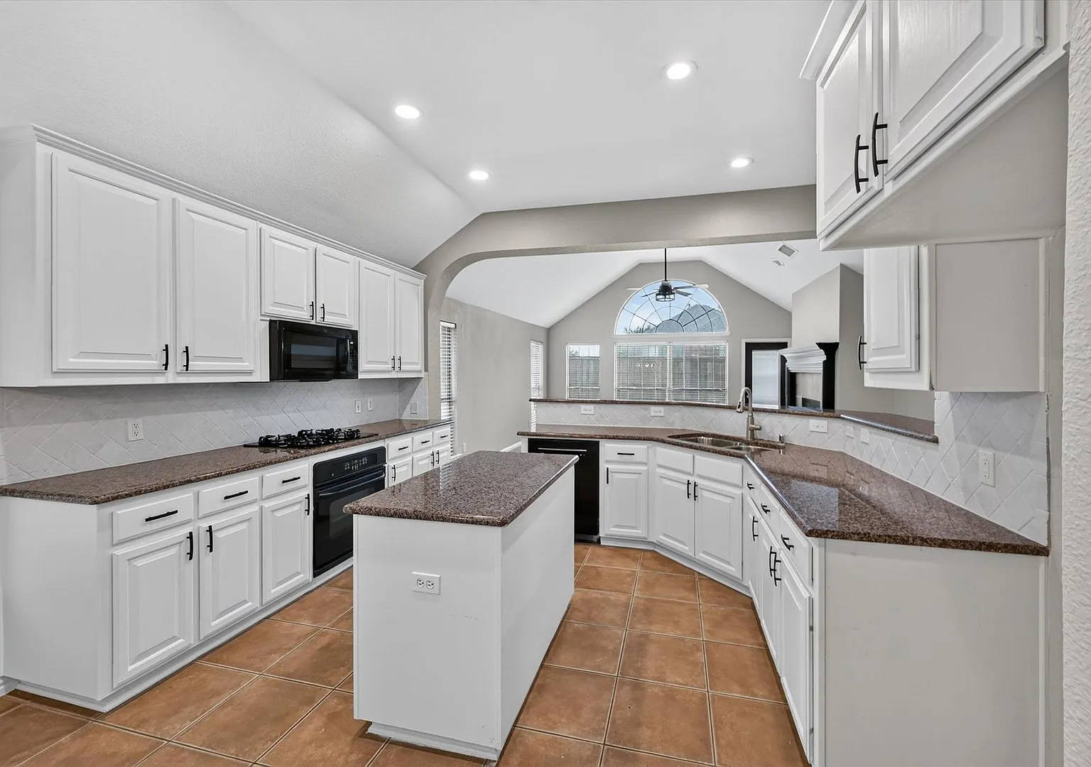 Move In ready 4 bedroom in Frisco ISD! — Photo 1