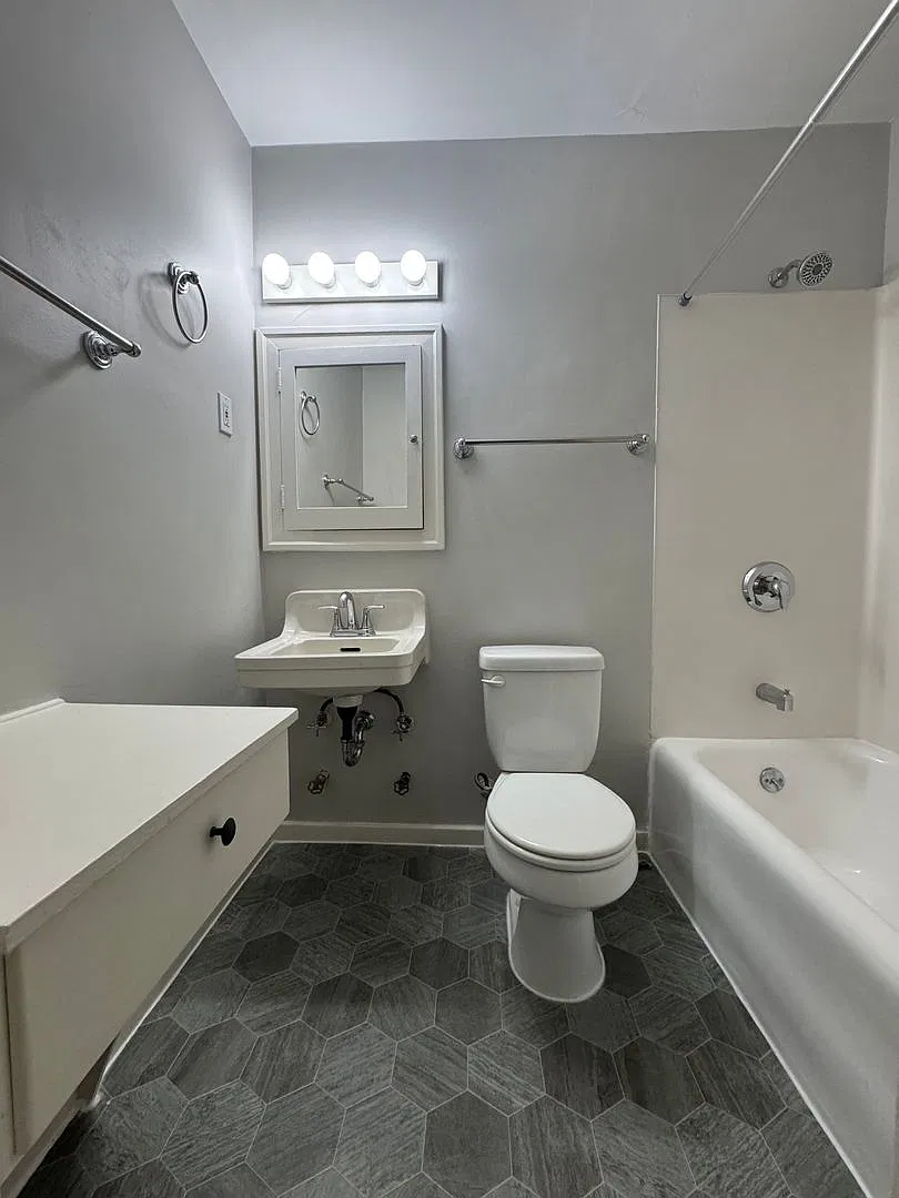 Ellinwood Apartments — Photo 3