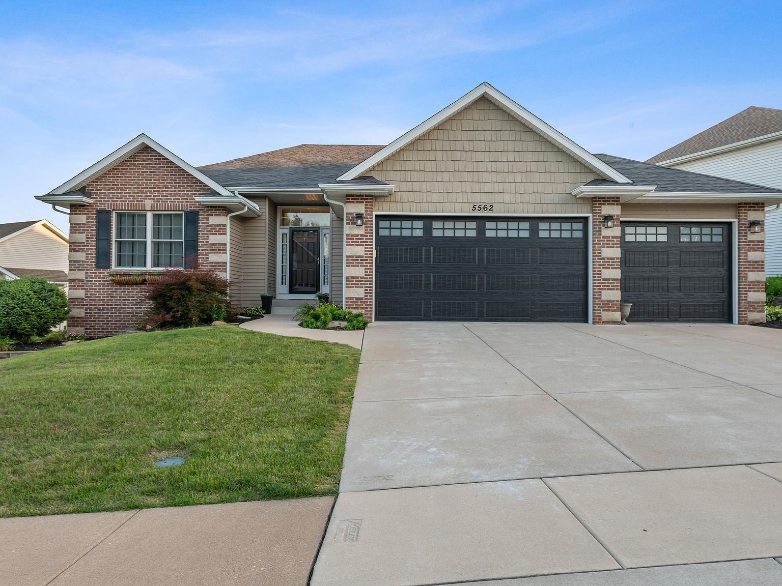 5562 N Ridge Cir, Bettendorf, IA 52722 Zillow