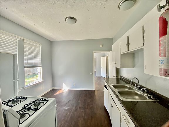 4th image of 843 College St