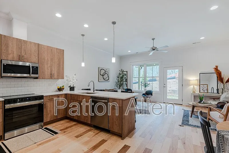 3 bed, 3.0 bath, 1446 sqft, $2,275 — Photo 4