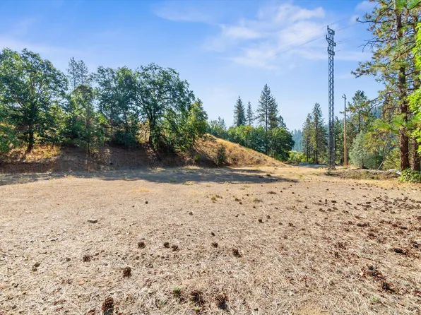 221 Davis Dr, Weaverville, CA 96093