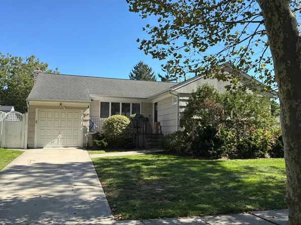 99 N Strathmore St, North Woodmere, NY 11581