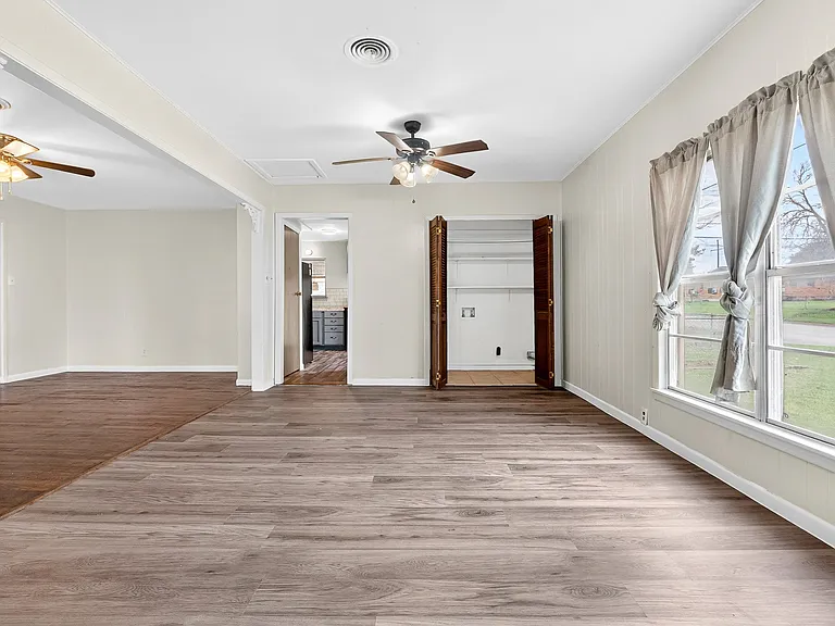 1302 Redondo Dr — Photo 6