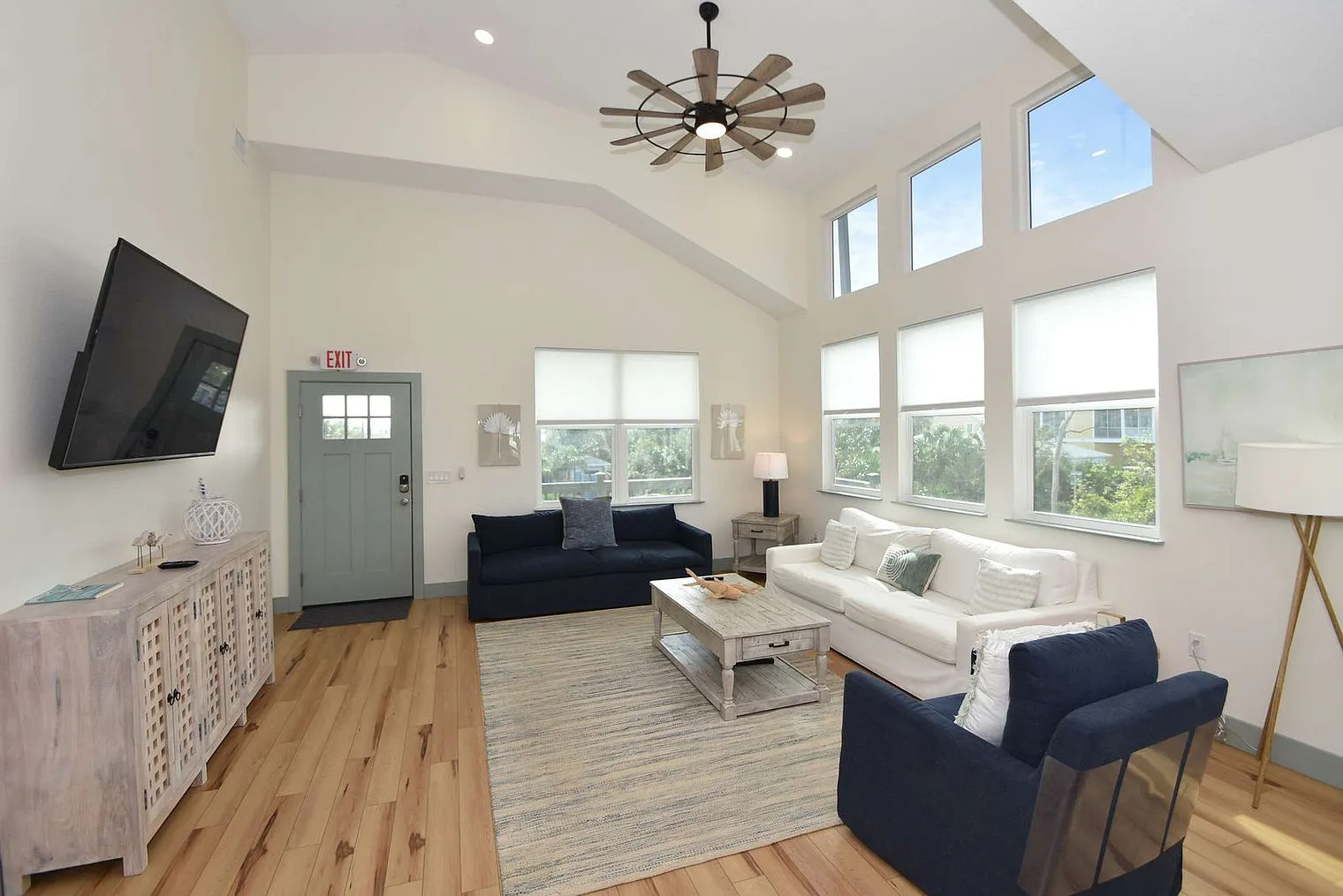 3 bed, 2.0 bath, 1991 sqft, $8,216 — Photo 3