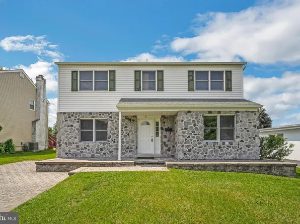 2 Franklin Getz Dr, Broomall, PA 19008