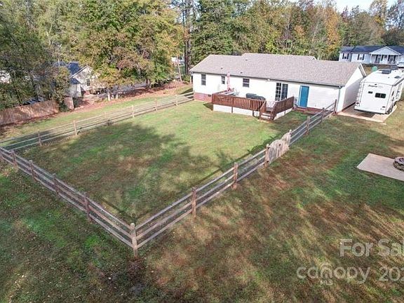 3rd image of 165 Parkland Dr