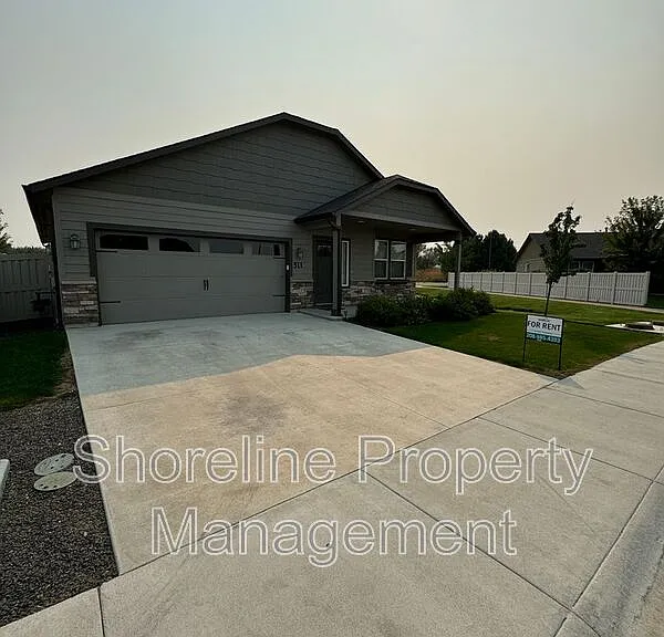 511 Diamond Lake St — Photo 1