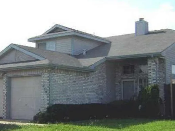 826 Springwood Dr, Grand Prairie, TX 75052