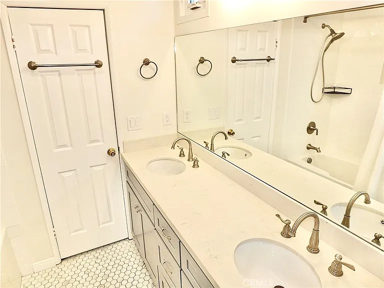 4036 E Vermont St — Photo 35