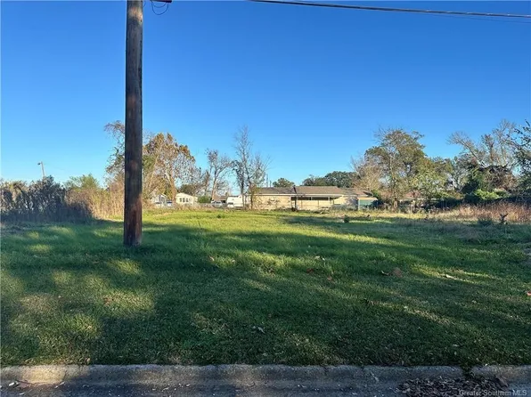 1118 Grout St, Westlake, LA 70669