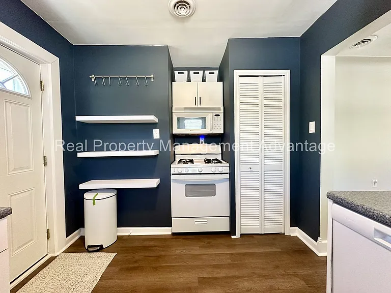 2128 Romeo St — Photo 9