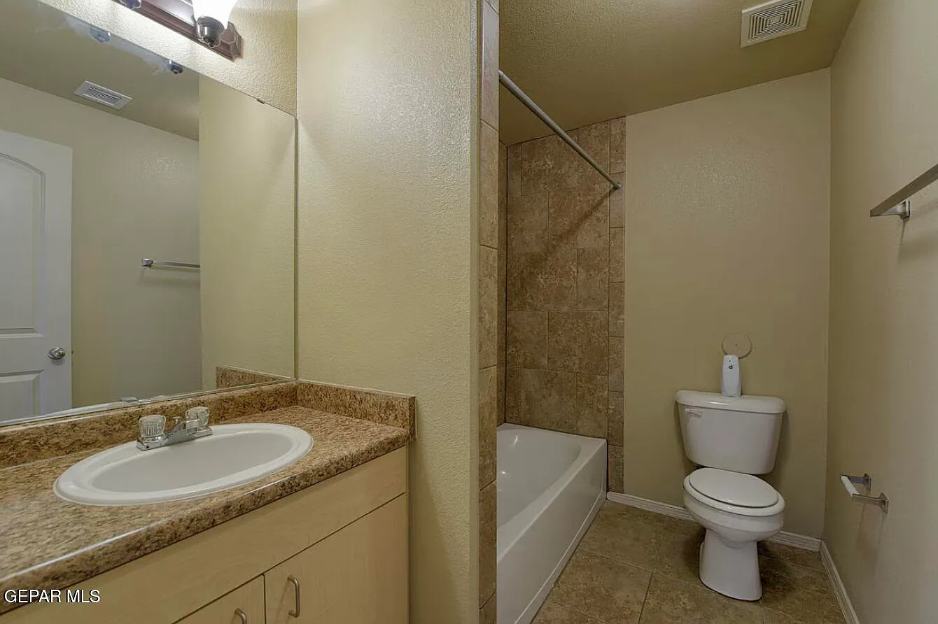 501 E Redd Rd — Photo 2