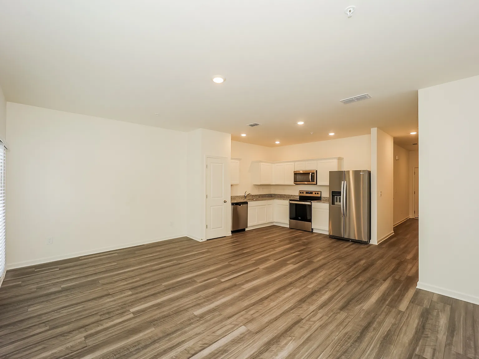 3 bed, 2.5 bath, 1386 sqft, $1,645 — Photo 2