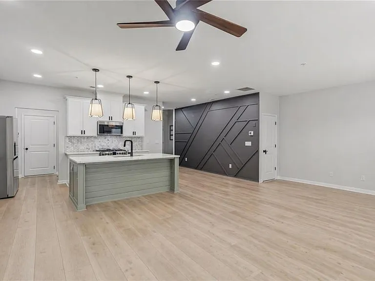 1339 Endicott Ct — Photo 7
