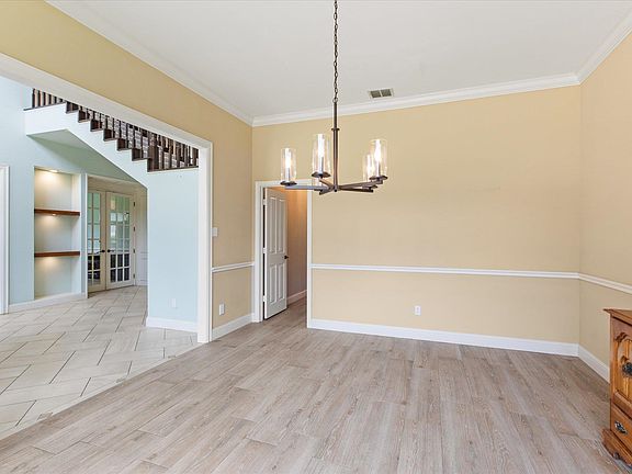 5th image of 221 Hunters Cir